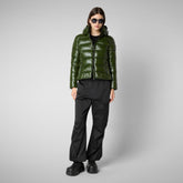 Animal-free damen-steppjacke Cosmary mit kapuze in Tannengrün - DAMEN FW24 NEW IN | Save The Duck