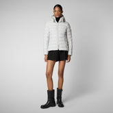 Animal-free damen-steppjacke Amelie mit kapuze in Nebelgrau | Save The Duck