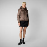 Damen-steppjacke Laila mit kapuze in teddy brown | Save The Duck