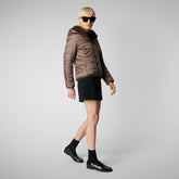 Damen-steppjacke Laila mit kapuze in teddy brown | Save The Duck