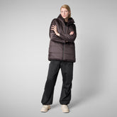 Damen-steppjacke Bridget mit kapuze in Braunschwarz | Save The Duck