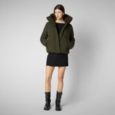 Animal-free damen-steppjacke Calliope mit kapuze in land green - Arctic Woman | Save The Duck