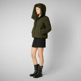 Animal-free damen-steppjacke Calliope mit kapuze in land green - Arctic Woman | Save The Duck