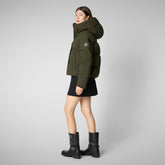 Animal-free damen-steppjacke Calliope mit kapuze in land green - Arctic Woman | Save The Duck