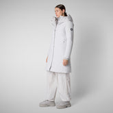 Woman's hooded parka Sienna in fog grey - Arctic Woman | Save The Duck